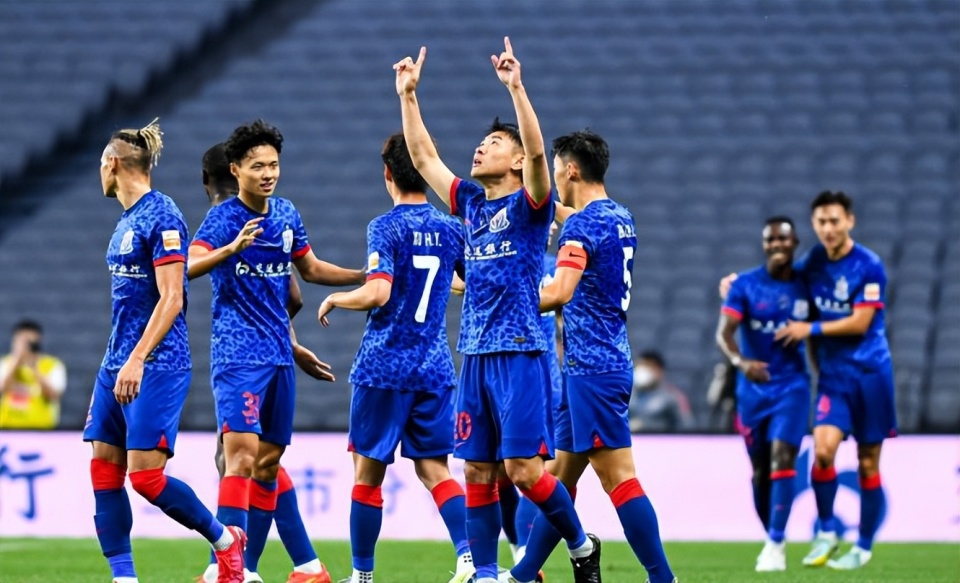 镇主场迎战, 保留地祭出, 主帅斯卢茨