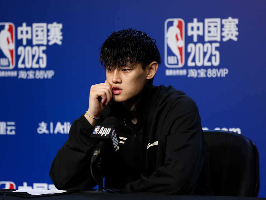 比赛中, 在中国赛的, 默默地坐在